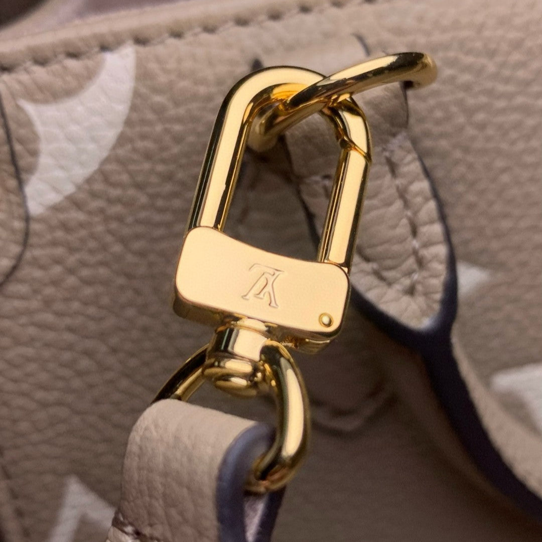 Louis Vuitton - « Cabas OnTheGo BB Petit »