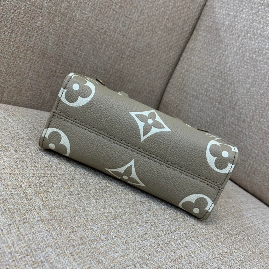 Louis Vuitton - « Cabas OnTheGo BB Petit »