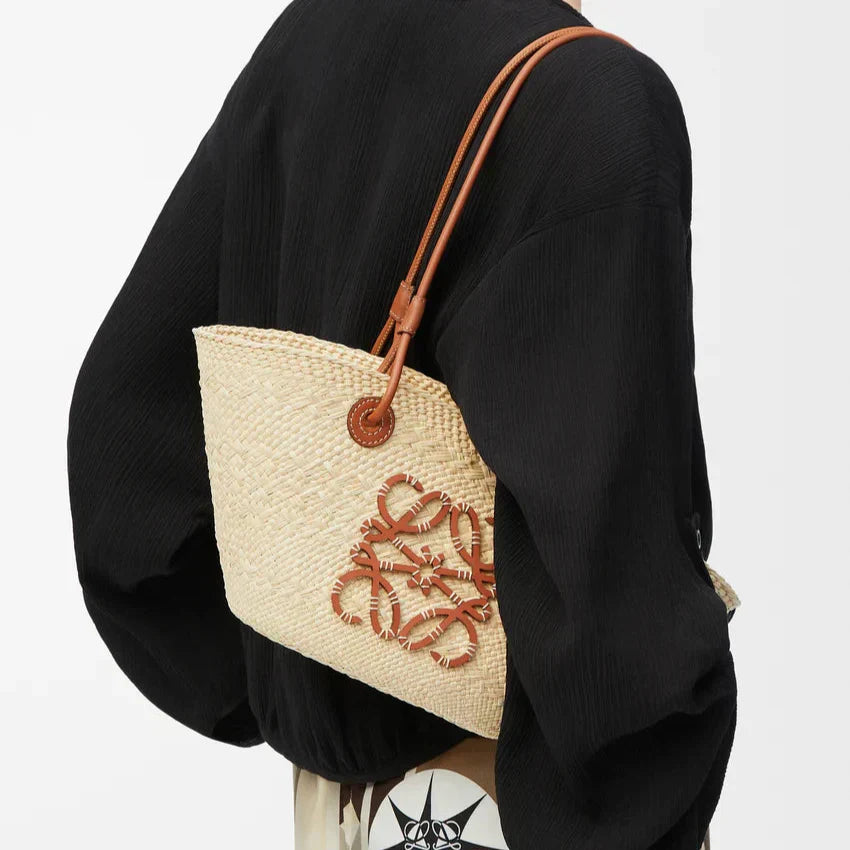 Loewe - « Petit panier Anagram en palmier Iraca et cuir de veau Natural Tan »