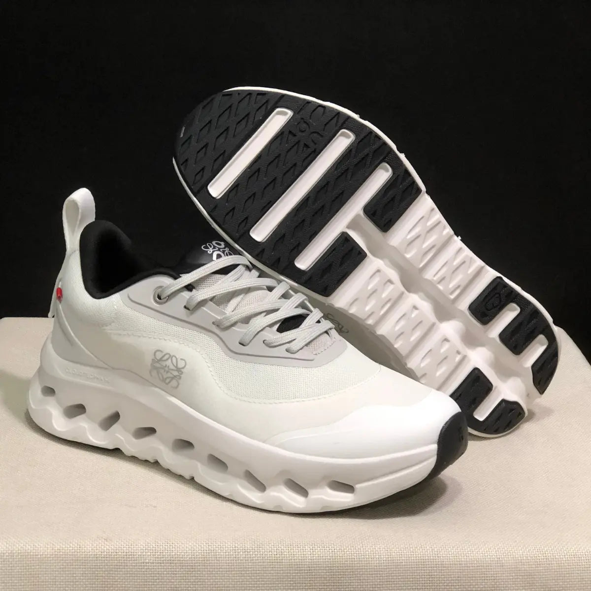 On Cloud « × Loewe — Cloudtilt White and Black »