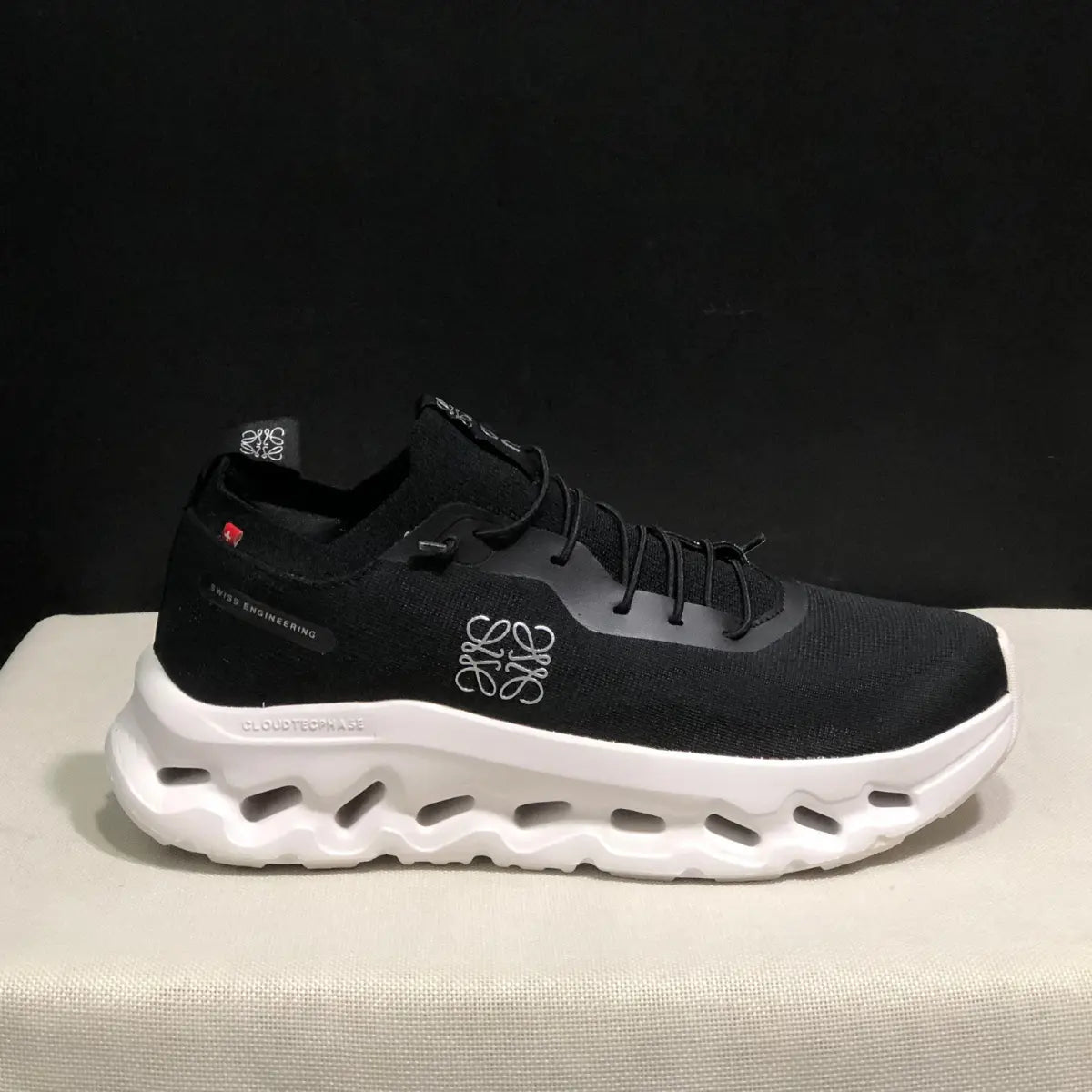 On Cloud « × Loewe — Cloudtilt Noir et Blanc 2.0 »