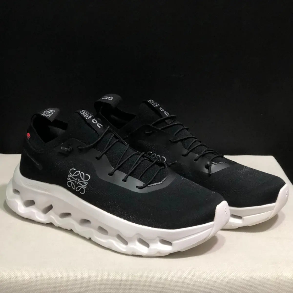 On Cloud « × Loewe — Cloudtilt Noir et Blanc 2.0 »