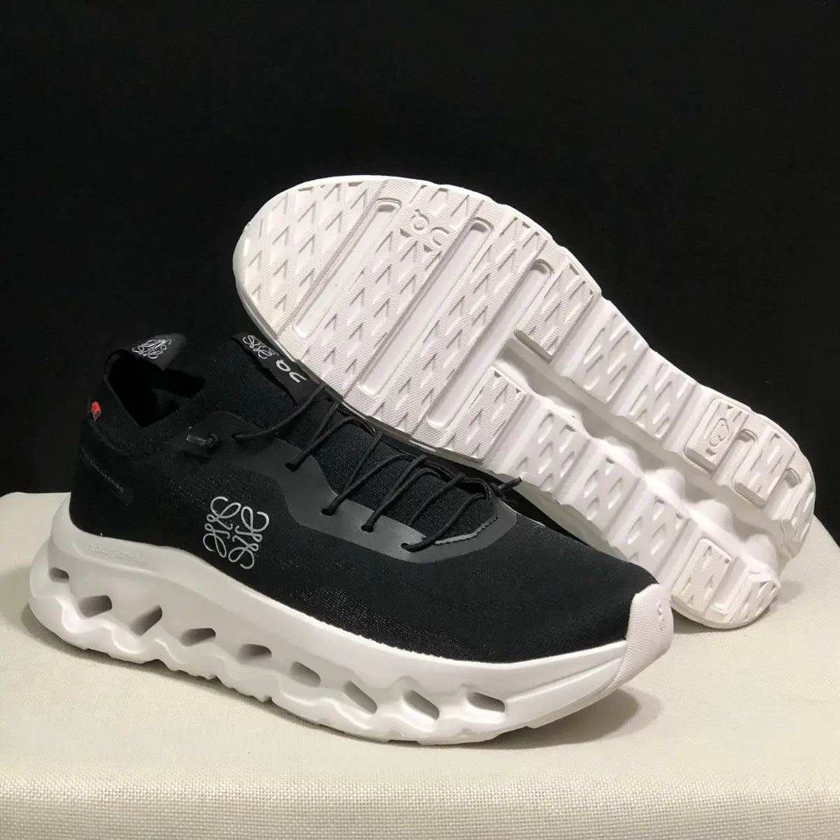 On Cloud « × Loewe — Cloudtilt Noir et Blanc 2.0 »