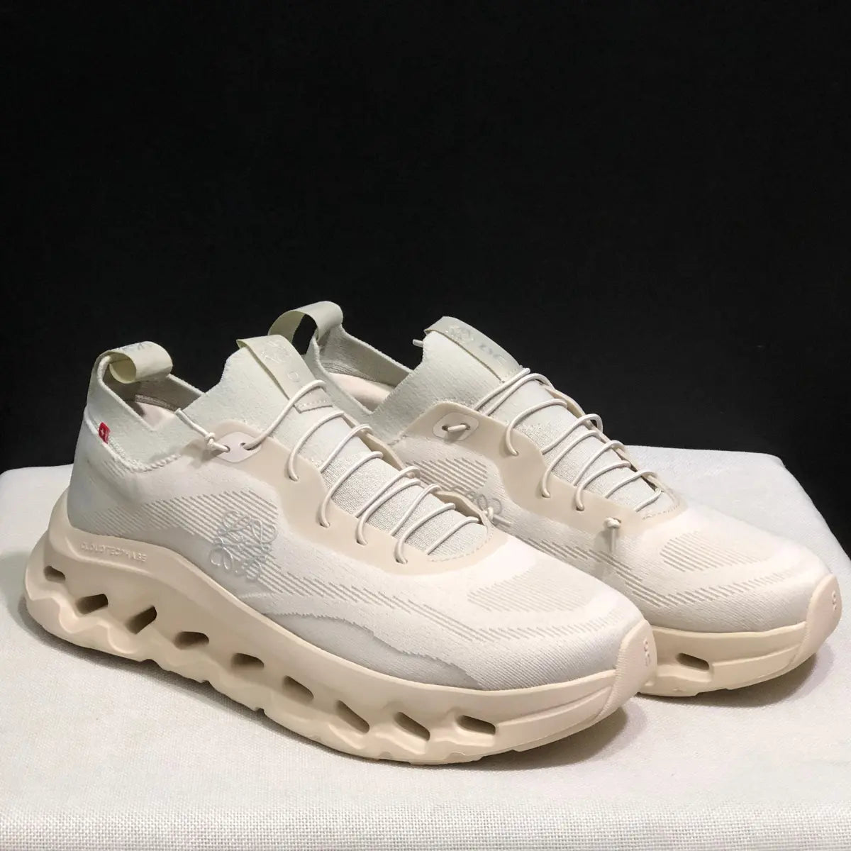 On Cloud « × Loewe — Cloudtilt Crème 2.0 »