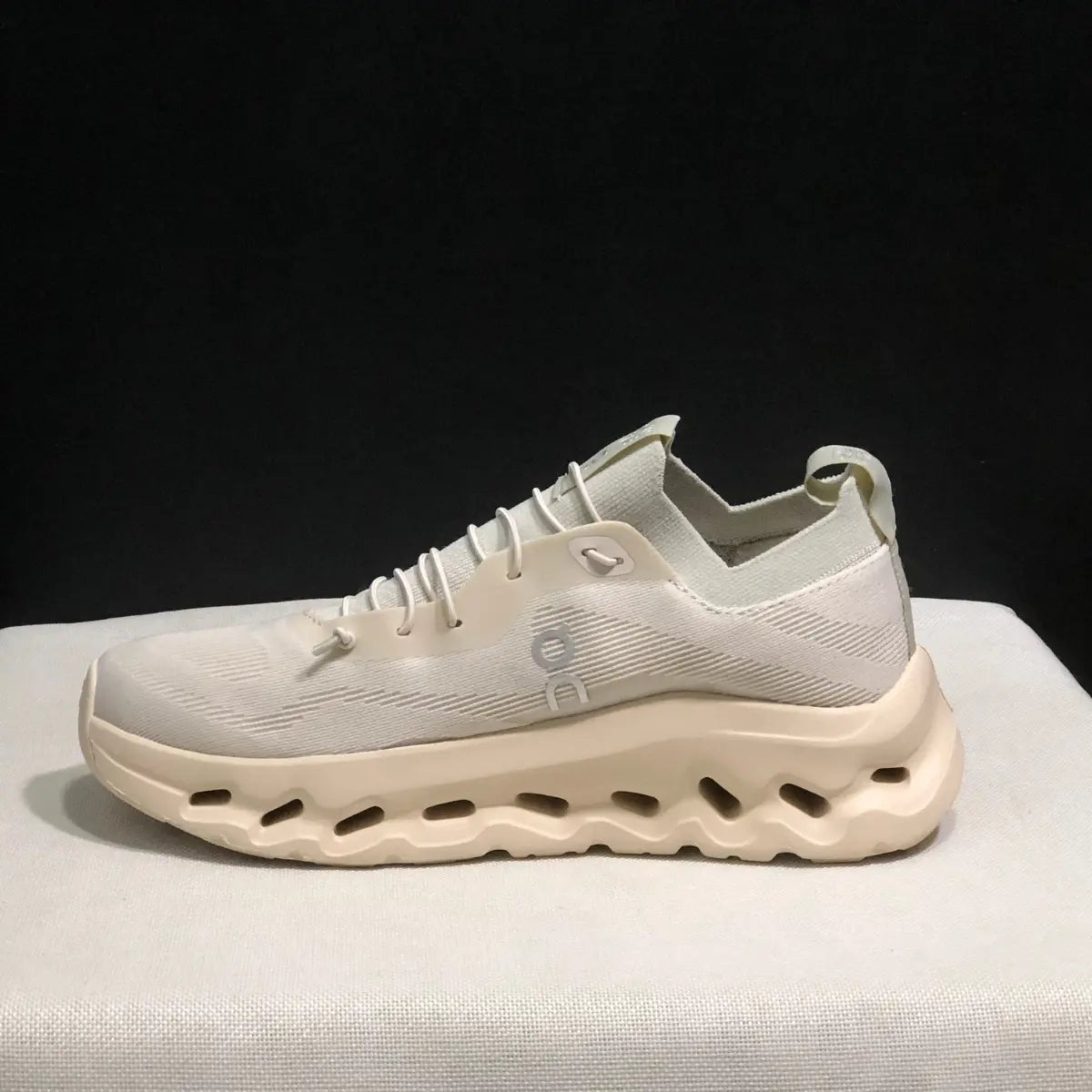 On Cloud « × Loewe — Cloudtilt Crème 2.0 »