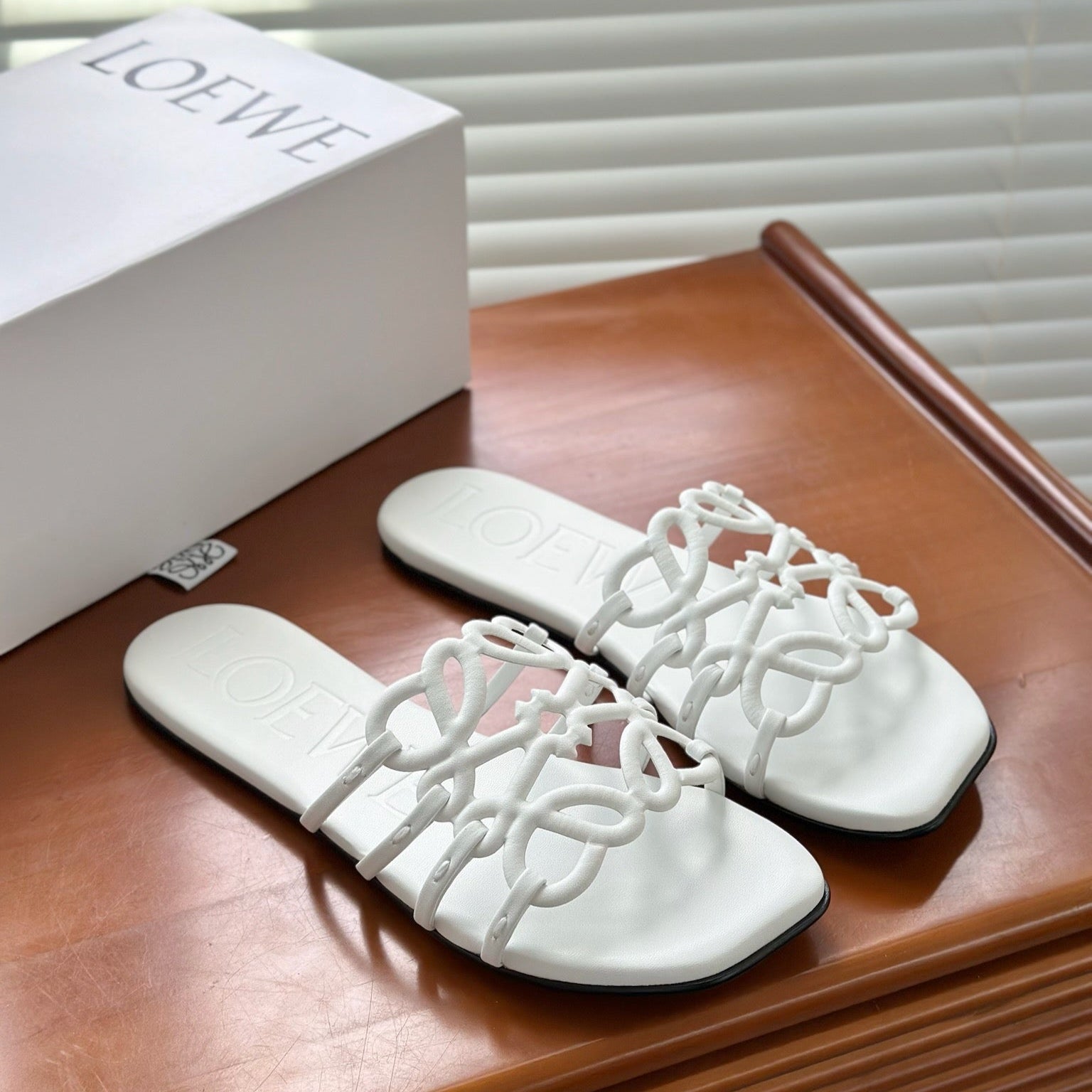 LOEWE - « Petal Anagram slide in soft calfskin Blanc »