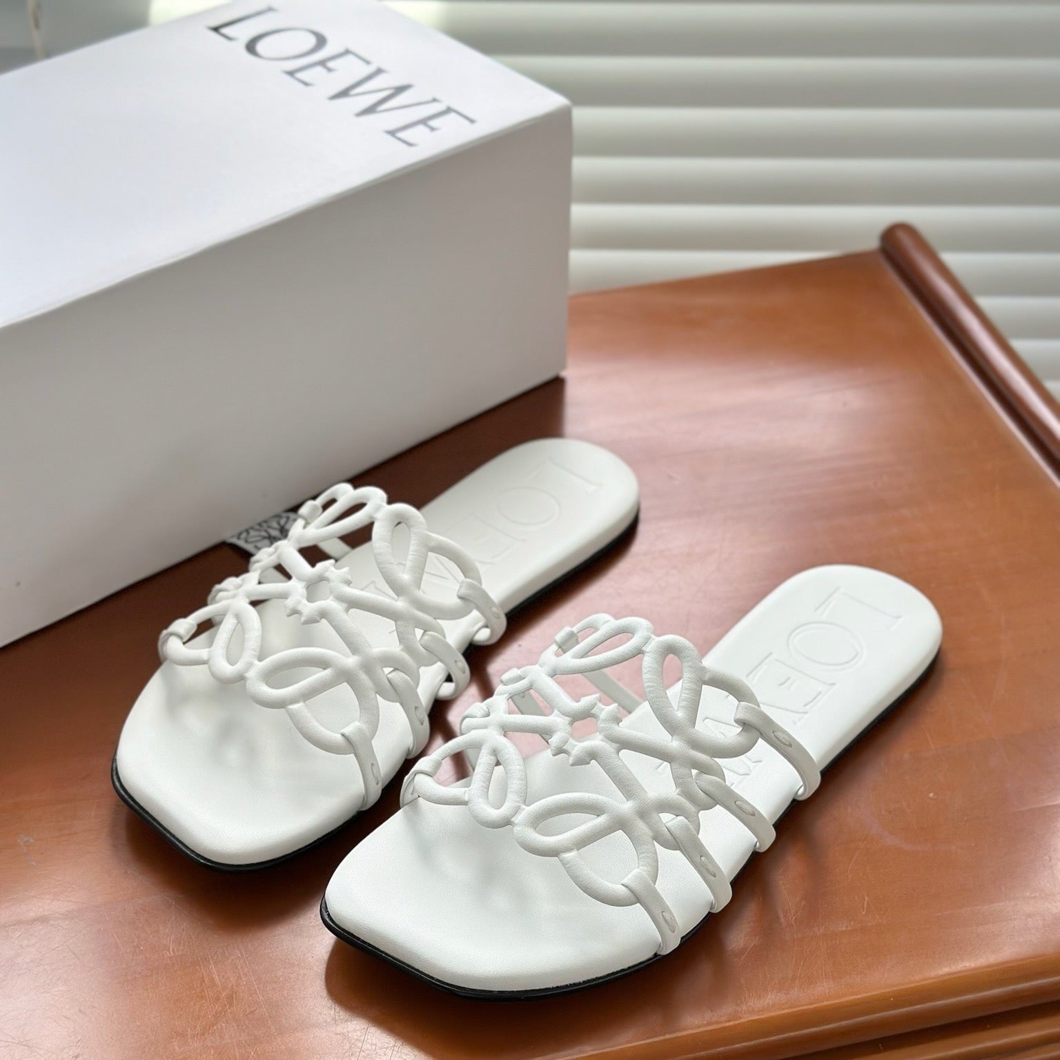 LOEWE - « Petal Anagram slide in soft calfskin Blanc »