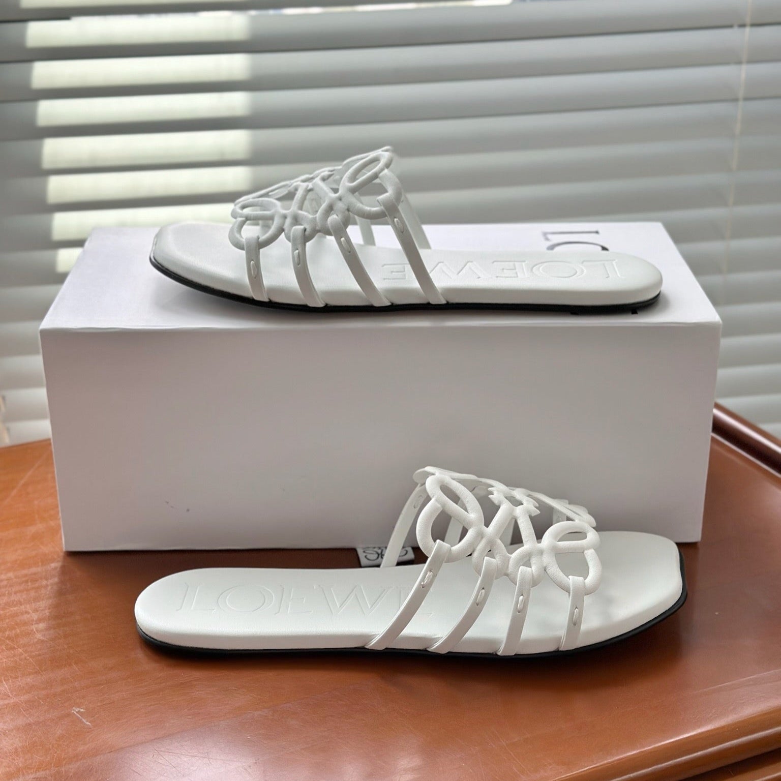 LOEWE - « Petal Anagram slide in soft calfskin Blanc »
