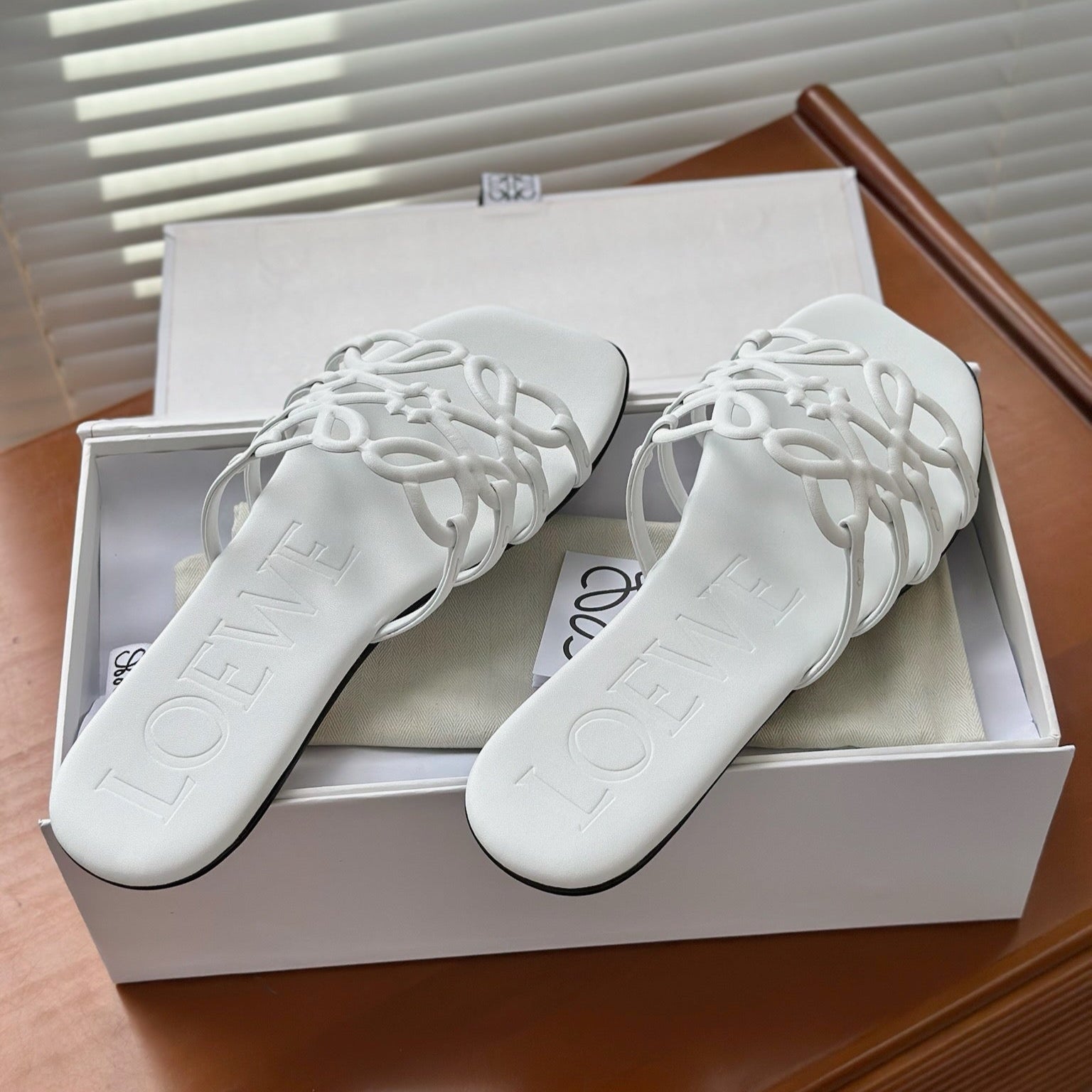 LOEWE - « Petal Anagram slide in soft calfskin Blanc »