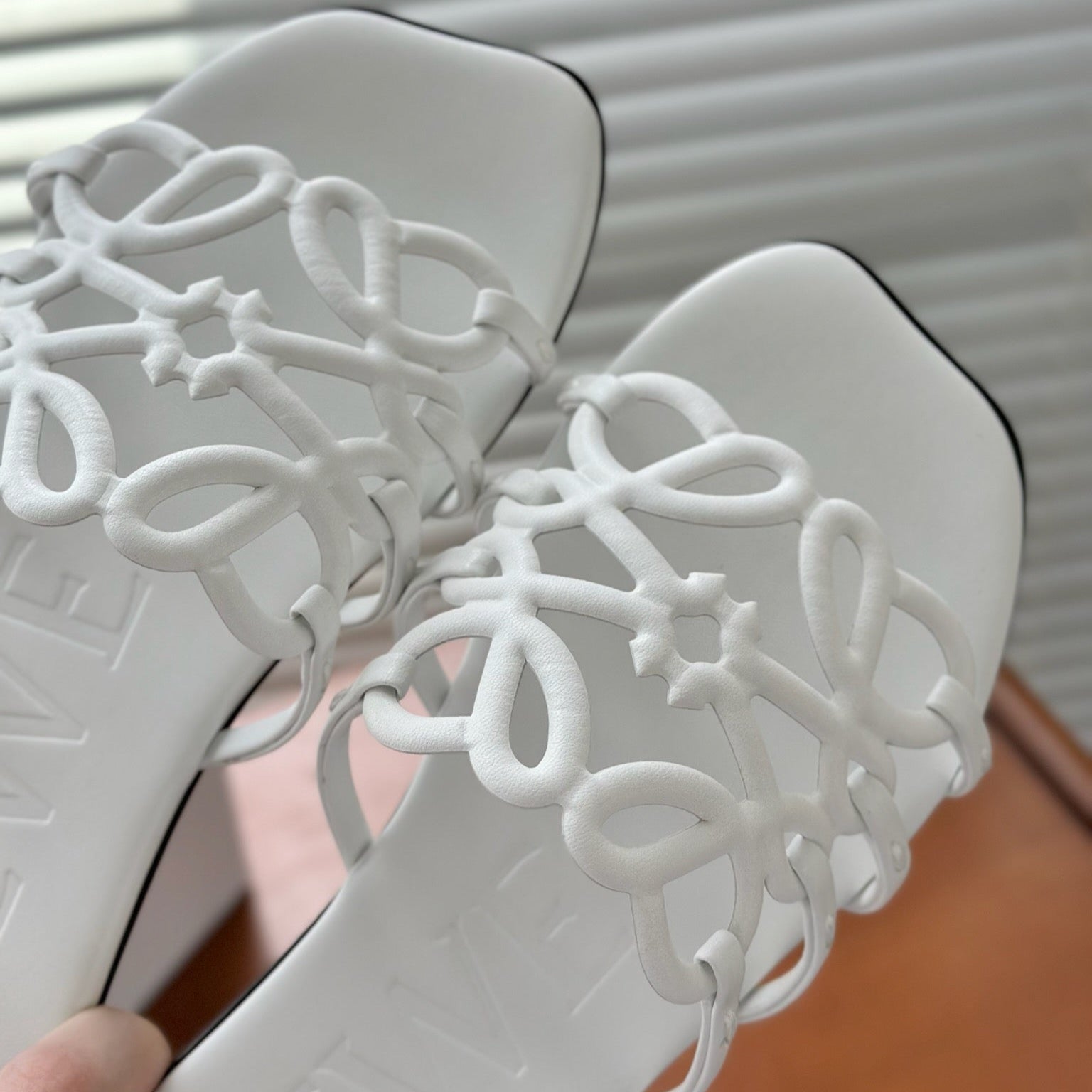 LOEWE - « Petal Anagram slide in soft calfskin Blanc »