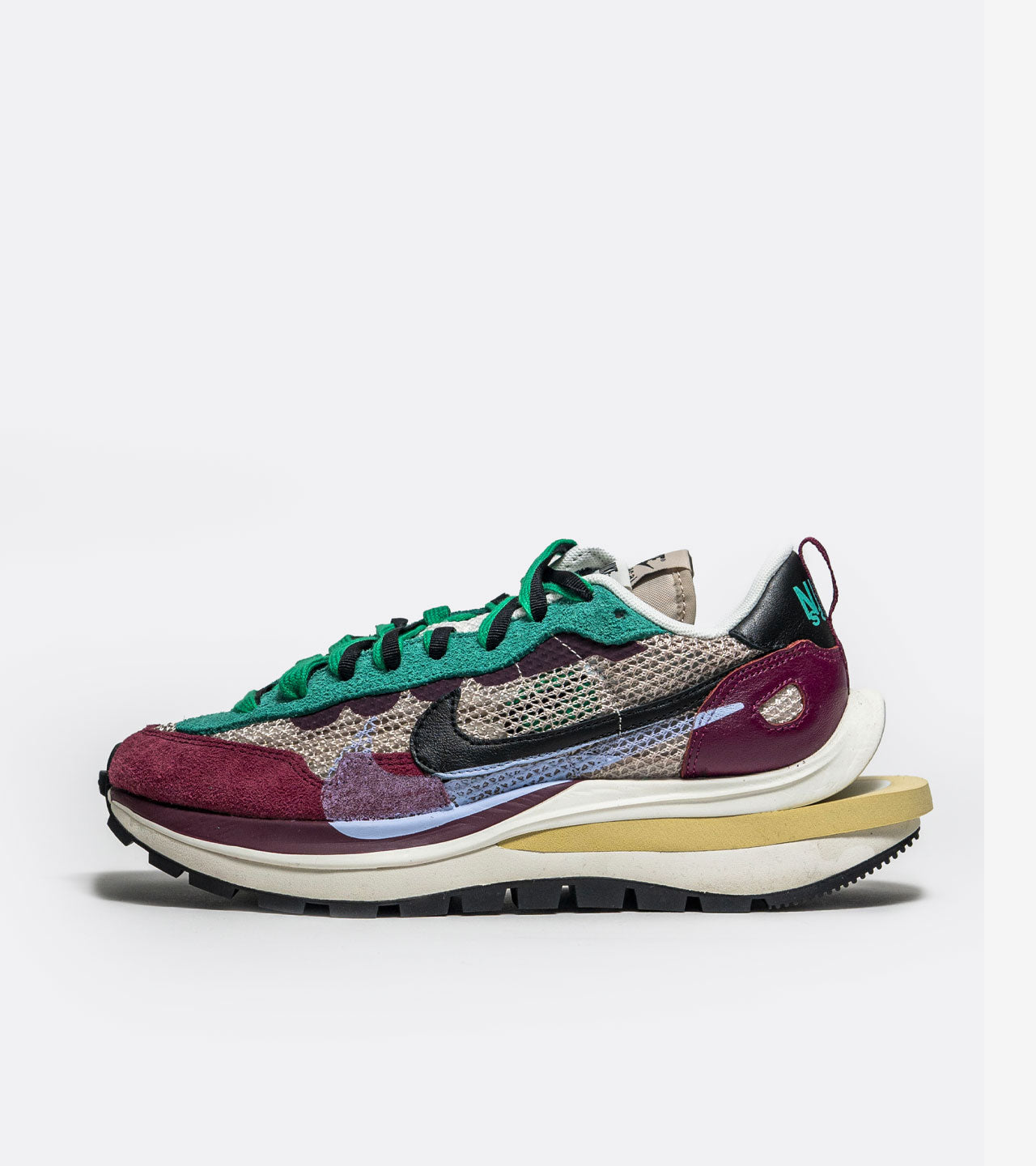 Nike Vaporwaffle « sacai Villain Red Neptune Green »