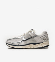 Nike Zoom « Vomero 5 photon dust color/metallic silver (women) »