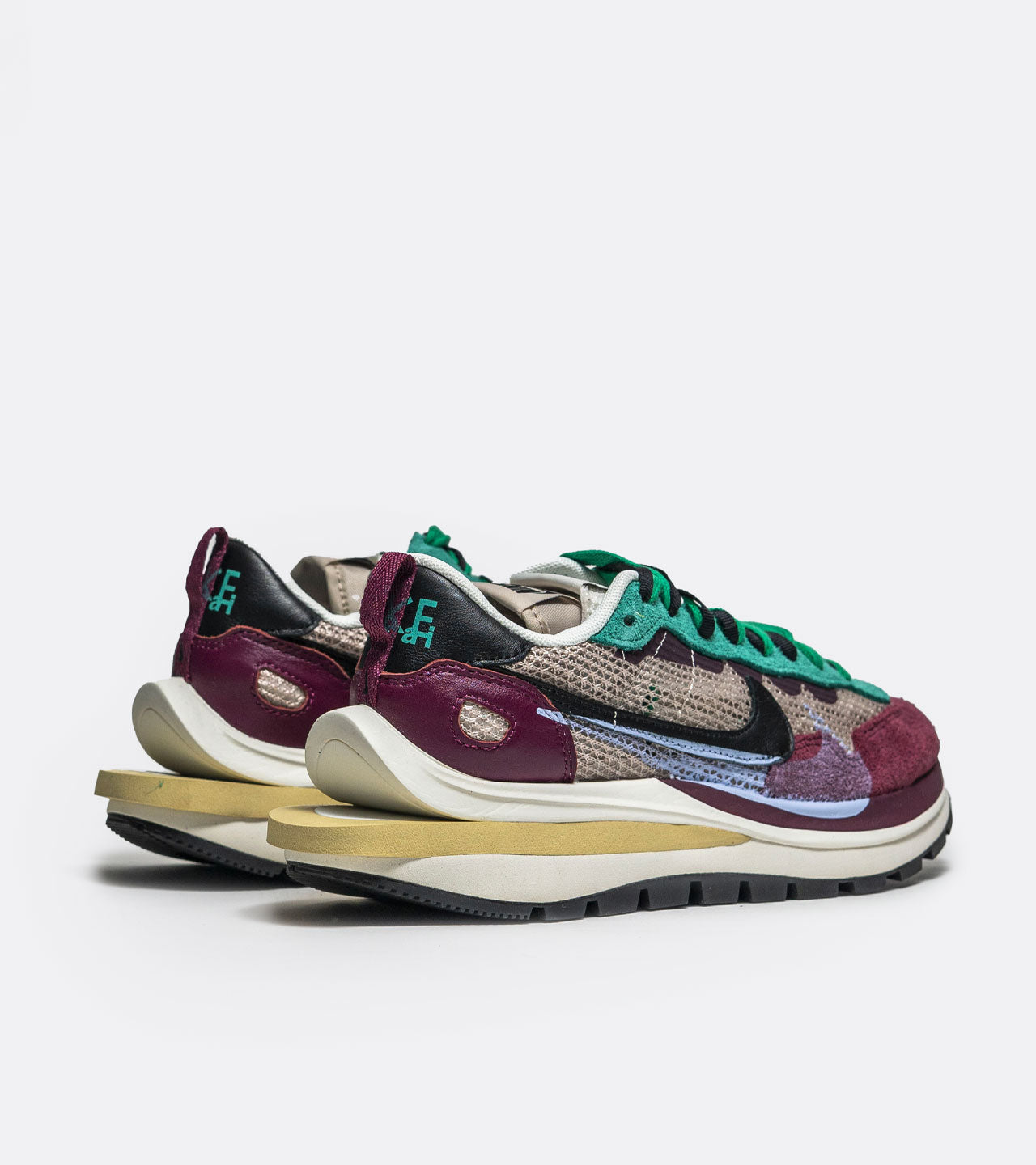 Nike Vaporwaffle « sacai Villain Red Neptune Green »