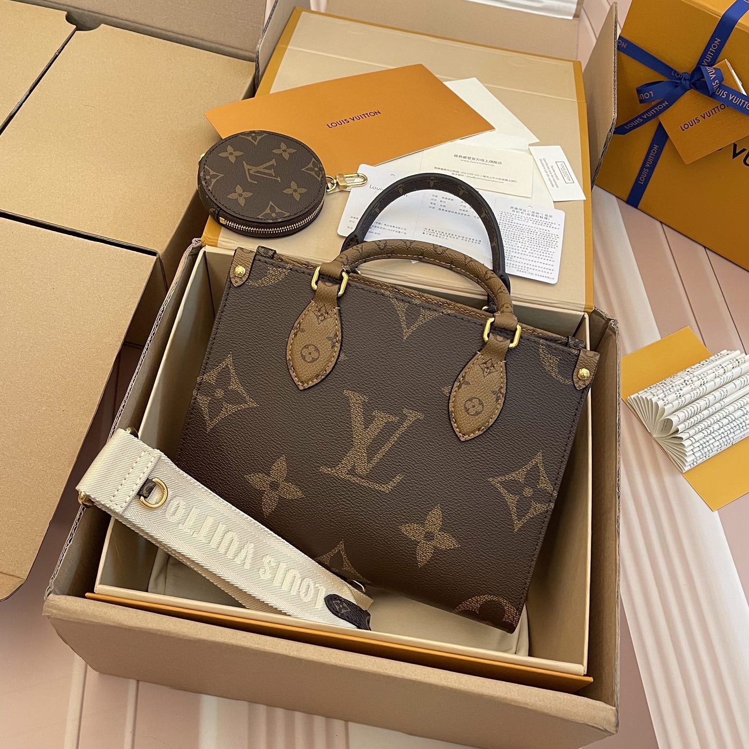 Louis Vuitton - « Cabas OnTheGo BB Petit »