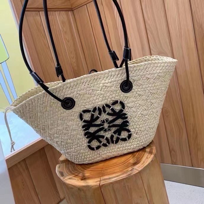 Loewe - « Anagram en palmier Iraca et cuir de veau »