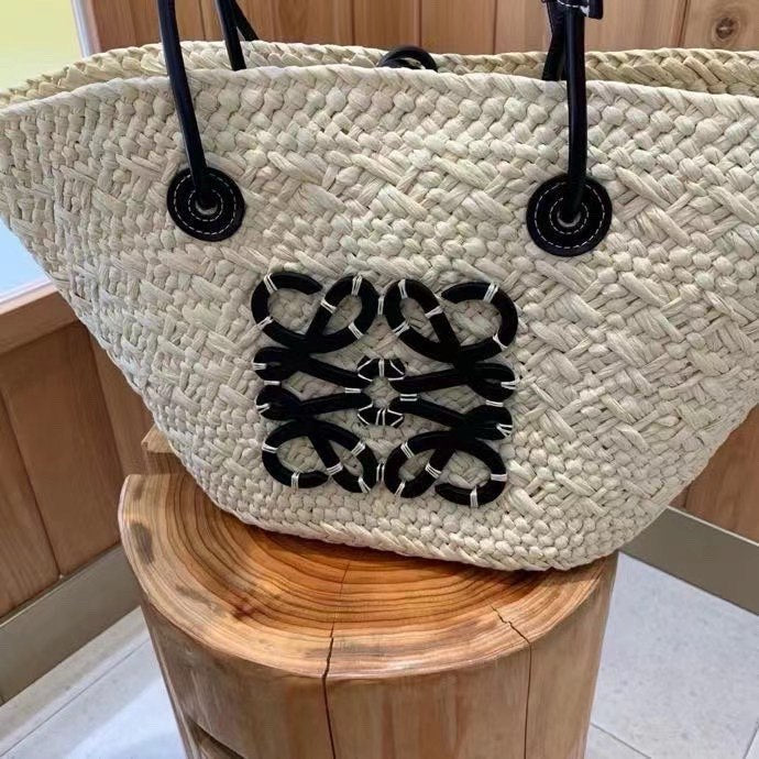 Loewe - « Anagram en palmier Iraca et cuir de veau »