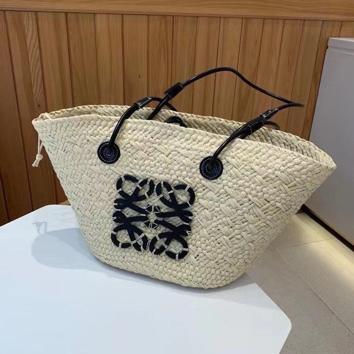 Loewe - « Anagram en palmier Iraca et cuir de veau »
